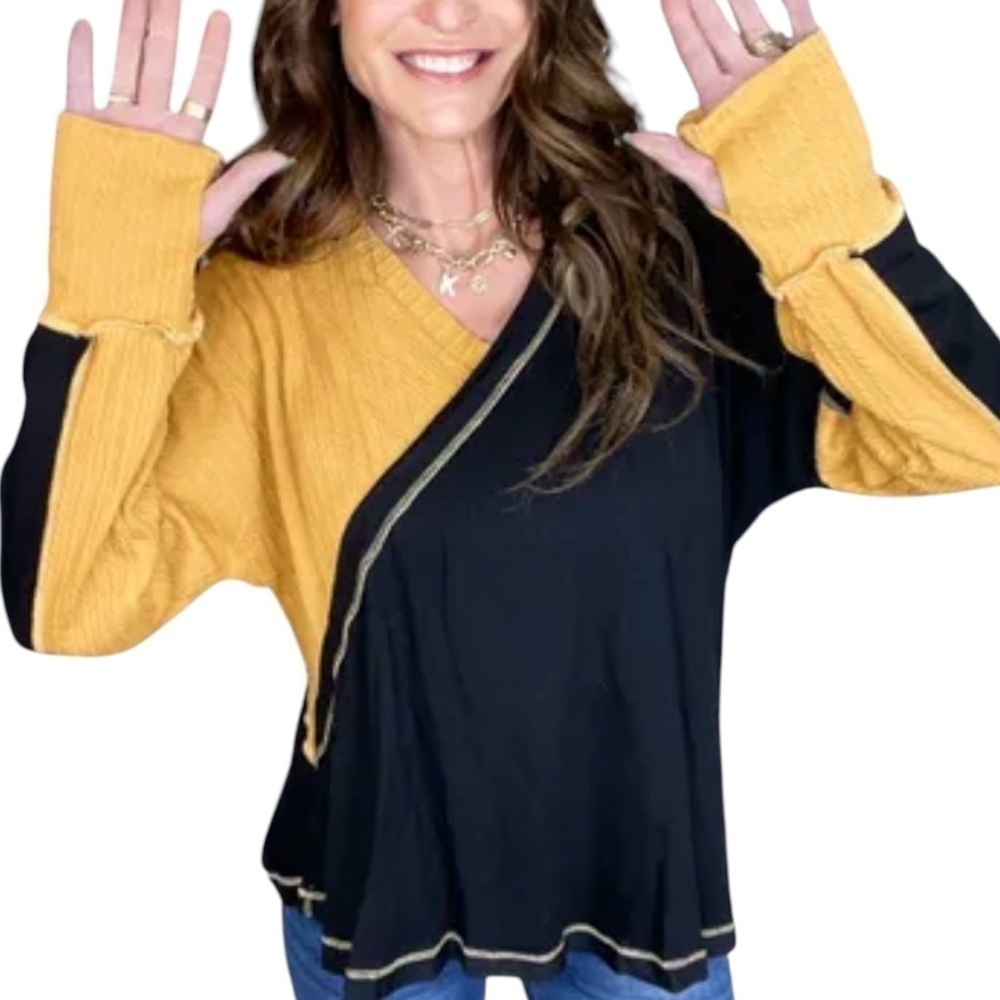 SUGARFOX LONG SLEEVE V-NECK TWO-TONE TOP IN MUSTARD AND BLACK WITH THUMBHOLES